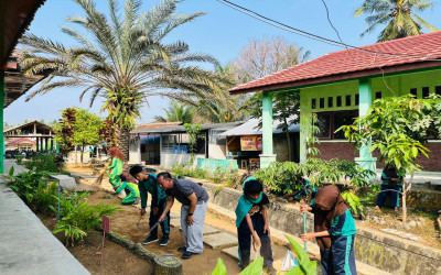 Jaga Kebersihan dan Penghijauan, MAN 1 Pesawaran Laksanakan Gotong Royong